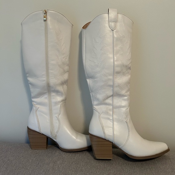 White boots - Picture 4 of 4
